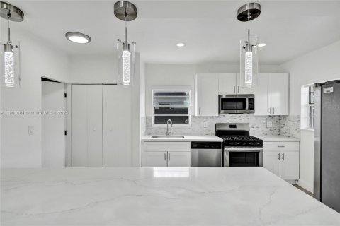 Casa en alquiler en Hialeah, Florida, 5 dormitorios, 235.97 m2 № 1953463 - foto 13