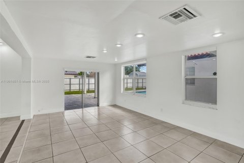 Casa en alquiler en Hialeah, Florida, 5 dormitorios, 235.97 m2 № 1953463 - foto 8