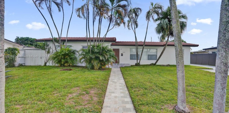 Casa en Hialeah, Florida 5 dormitorios, 235.97 m2 № 1953463