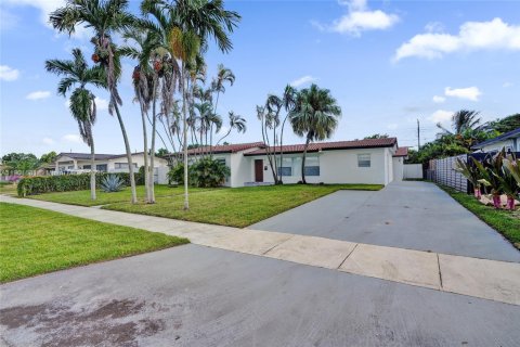 Casa en alquiler en Hialeah, Florida, 5 dormitorios, 235.97 m2 № 1953463 - foto 4