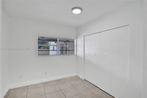 Casa en alquiler en Hialeah, Florida, 5 dormitorios, 235.97 m2 № 1953463 - foto 20