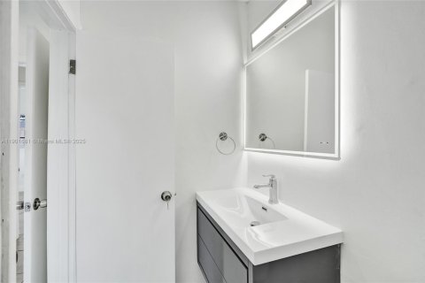 Casa en alquiler en Hialeah, Florida, 5 dormitorios, 235.97 m2 № 1953463 - foto 30