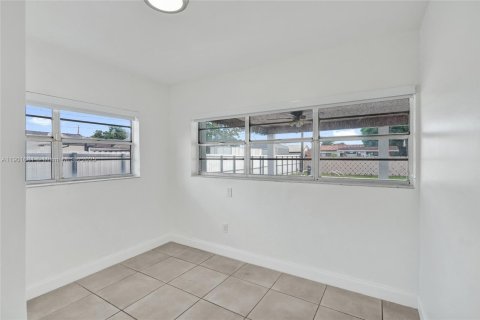 Casa en alquiler en Hialeah, Florida, 5 dormitorios, 235.97 m2 № 1953463 - foto 23