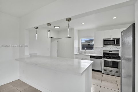 Casa en alquiler en Hialeah, Florida, 5 dormitorios, 235.97 m2 № 1953463 - foto 11