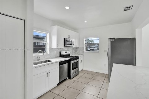 Casa en alquiler en Hialeah, Florida, 5 dormitorios, 235.97 m2 № 1953463 - foto 15