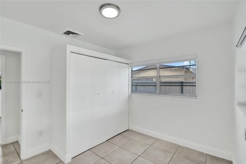 Casa en alquiler en Hialeah, Florida, 5 dormitorios, 235.97 m2 № 1953463 - foto 24