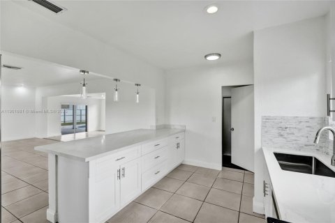 Casa en alquiler en Hialeah, Florida, 5 dormitorios, 235.97 m2 № 1953463 - foto 14