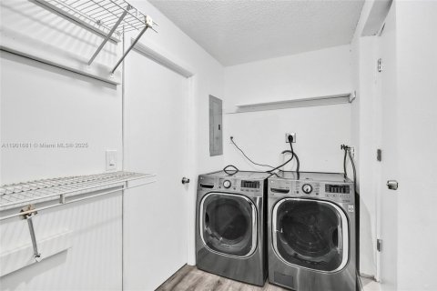 Casa en alquiler en Hialeah, Florida, 5 dormitorios, 235.97 m2 № 1953463 - foto 16