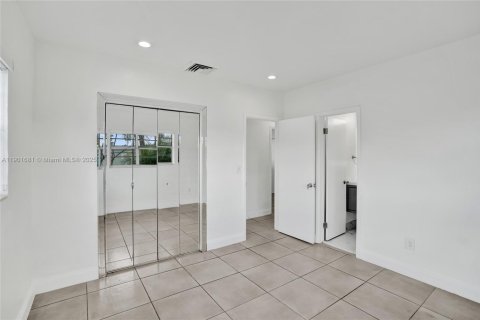 Casa en alquiler en Hialeah, Florida, 5 dormitorios, 235.97 m2 № 1953463 - foto 27