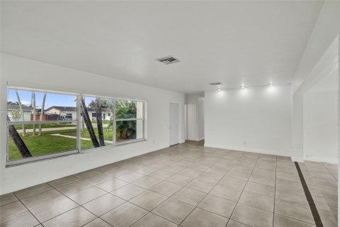 Casa en alquiler en Hialeah, Florida, 5 dormitorios, 235.97 m2 № 1953463 - foto 9