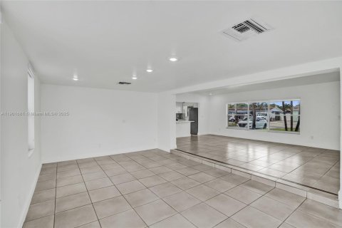 Casa en alquiler en Hialeah, Florida, 5 dormitorios, 235.97 m2 № 1953463 - foto 7