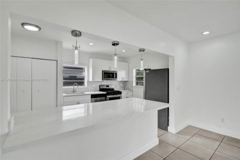 Casa en alquiler en Hialeah, Florida, 5 dormitorios, 235.97 m2 № 1953463 - foto 12