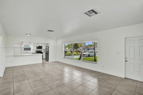 Casa en alquiler en Hialeah, Florida, 5 dormitorios, 235.97 m2 № 1953463 - foto 6