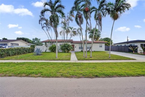 Casa en alquiler en Hialeah, Florida, 5 dormitorios, 235.97 m2 № 1953463 - foto 2