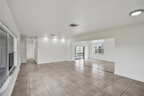 Casa en alquiler en Hialeah, Florida, 5 dormitorios, 235.97 m2 № 1953463 - foto 10