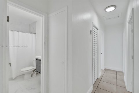 Casa en alquiler en Hialeah, Florida, 5 dormitorios, 235.97 m2 № 1953463 - foto 17