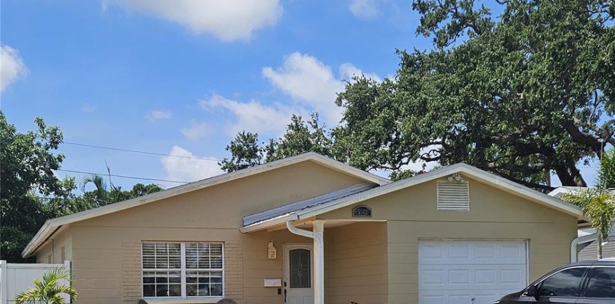 House in Saint Petersburg, Florida 3 bedrooms, 150.5 sq.m. № 1746916