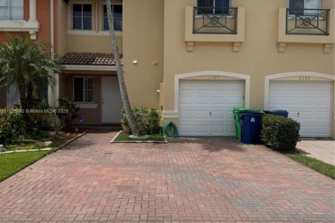 Townhouse in Sunrise, Florida 2 bedrooms, 139.17 sq.m. № 1794311 - photo 1