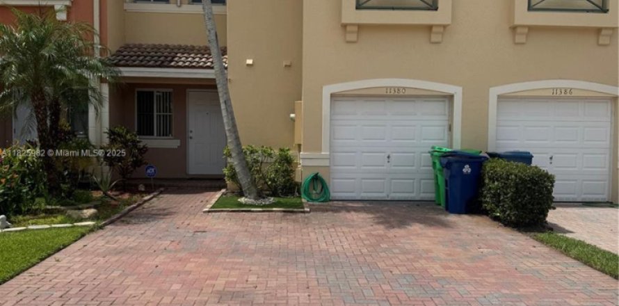 Townhouse in Sunrise, Florida 2 bedrooms, 139.17 sq.m. № 1794311