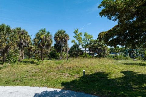 Terreno en venta en Port Charlotte, Florida № 2210972 - foto 4