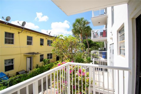 Condo in Miami Beach, Florida, 2 bedrooms  № 1748794 - photo 28