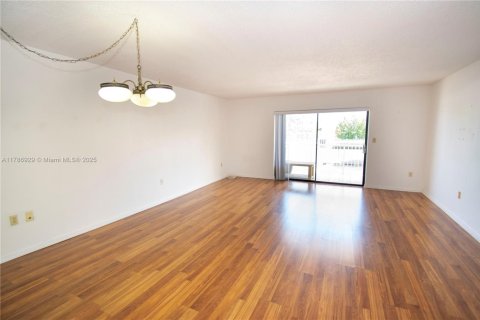 Condo in Miami Beach, Florida, 2 bedrooms  № 1748794 - photo 16