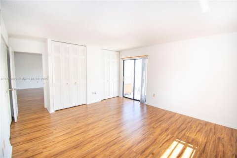 Condo in Miami Beach, Florida, 2 bedrooms  № 1748794 - photo 24