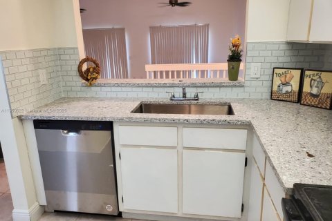 Townhouse in Davie, Florida 2 bedrooms, 123.19 sq.m. № 1952118 - photo 10