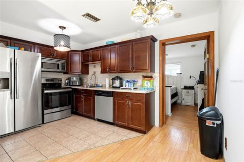 Immobilier commercial à vendre à Saint Petersburg, Floride: 6 chambres, 176.61 m2 № 2197003 - photo 16