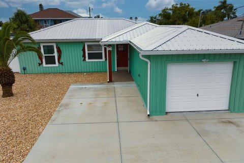 House in Hudson, Florida 2 bedrooms, 112.78 sq.m. № 2110368