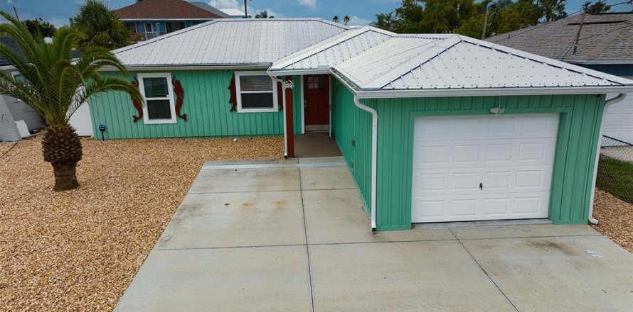 House in Hudson, Florida 2 bedrooms, 112.78 sq.m. № 2110368