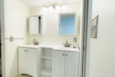 Copropriété à vendre à Tamarac, Floride: 2 chambres, 117.99 m2 № 2034848 - photo 13