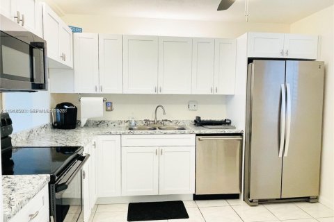 Condo in Tamarac, Florida, 2 bedrooms  № 2034848 - photo 24