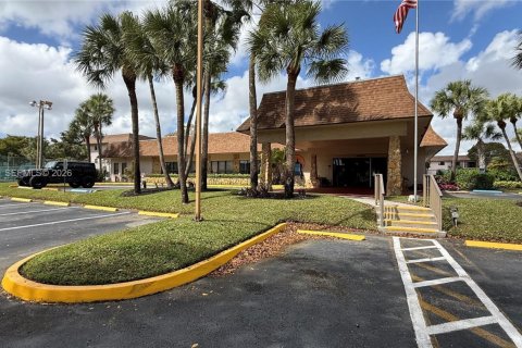 Condo in Tamarac, Florida, 2 bedrooms  № 2034848 - photo 19