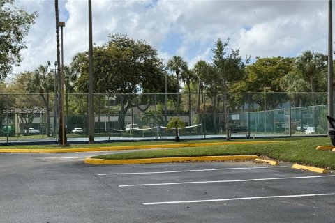 Condo in Tamarac, Florida, 2 bedrooms  № 2034848 - photo 17