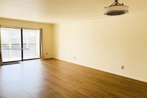 Condo in Tamarac, Florida, 2 bedrooms  № 2034848 - photo 21