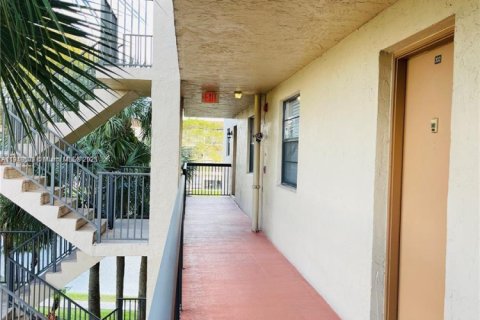 Copropriété à vendre à Tamarac, Floride: 2 chambres, 117.99 m2 № 2034848 - photo 9