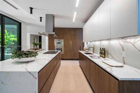 Купить виллу или дом в Майами, Флорида 5 спален, 386.57м2, № 1972139 - фото 11