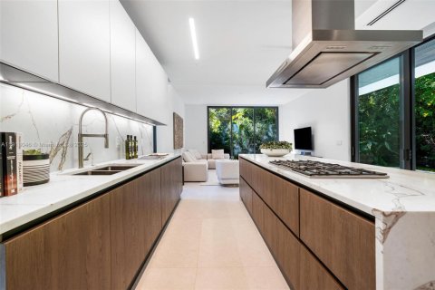 Купить виллу или дом в Майами, Флорида 5 спален, 386.57м2, № 1972139 - фото 12