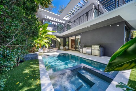 Купить виллу или дом в Майами, Флорида 5 спален, 386.57м2, № 1972139 - фото 1