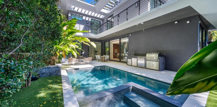 Дом в Майами, Флорида 5 спален, 386.57м2 № 1972139