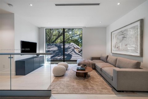 Купить виллу или дом в Майами, Флорида 5 спален, 386.57м2, № 1972139 - фото 30