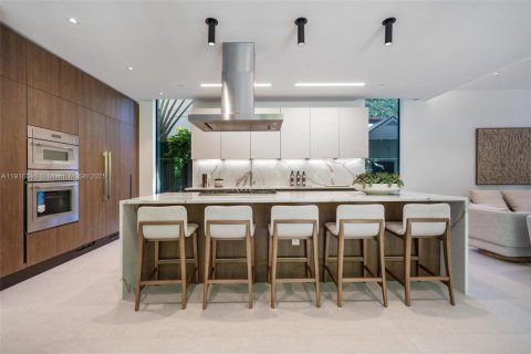 Купить виллу или дом в Майами, Флорида 5 спален, 386.57м2, № 1972139 - фото 15