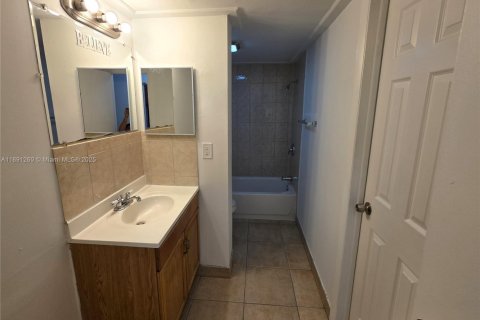 Condominio en venta en Lauderhill, Florida, 1 dormitorio, 68.28 m2 № 1990433 - foto 9