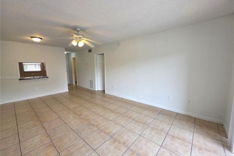 Condominio en venta en Lauderhill, Florida, 1 dormitorio, 68.28 m2 № 1990433 - foto 3