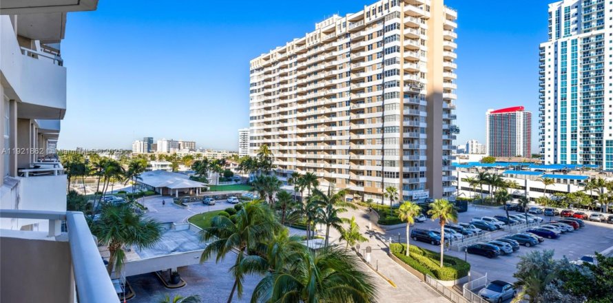 Кондоминиум с 1 спальней в Халландейл-Бич, Флорида № 1975775