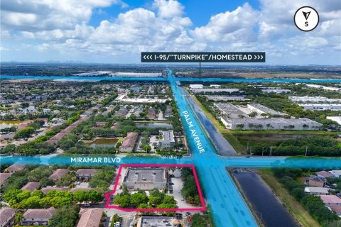 Commercial property in Miramar, Florida № 2077008