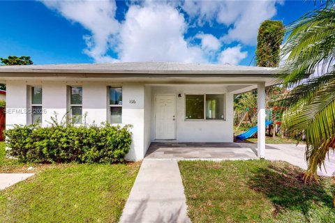 House in Florida City, Florida 3 bedrooms, 126.16 sq.m. № 2066205 - photo 2