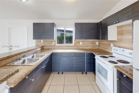 House in Florida City, Florida 3 bedrooms, 126.16 sq.m. № 2066205 - photo 11