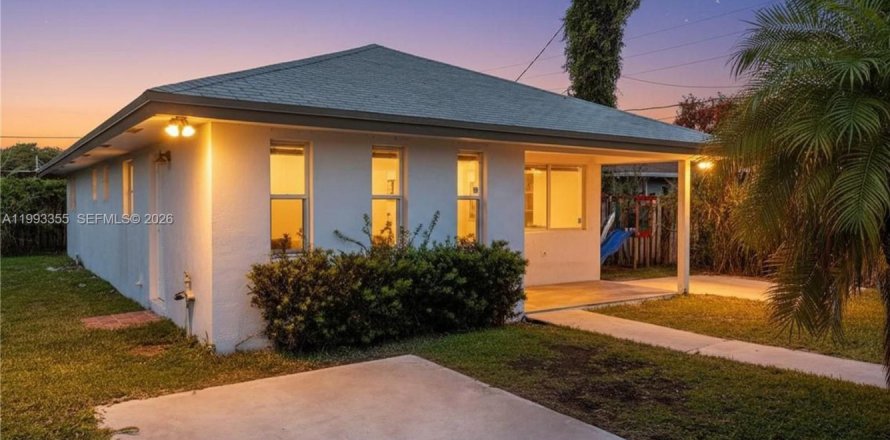 House in Florida City, Florida 3 bedrooms, 126.16 sq.m. № 2066205